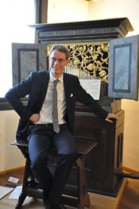 Johannes Lang vor Orgel_klein